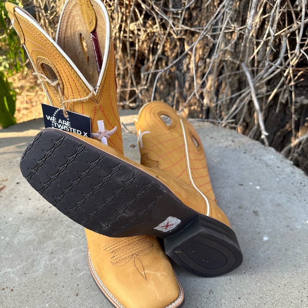 Ladies size 7.5B Twisted X Boots BRAND NEW